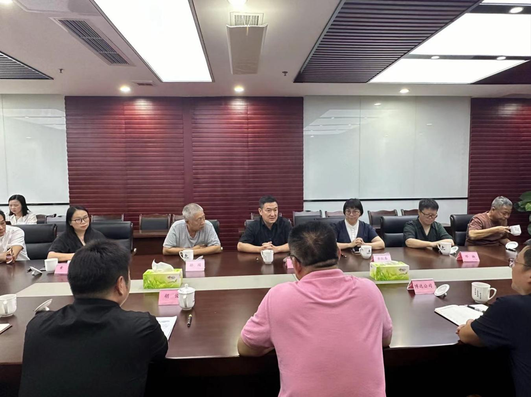 9月3日，四川美術(shù)學院黨委常委、副院長王朝剛一行蒞臨我司。此次來訪圍繞四方塊文旅商業(yè)街區(qū)項目建設進行指導.png